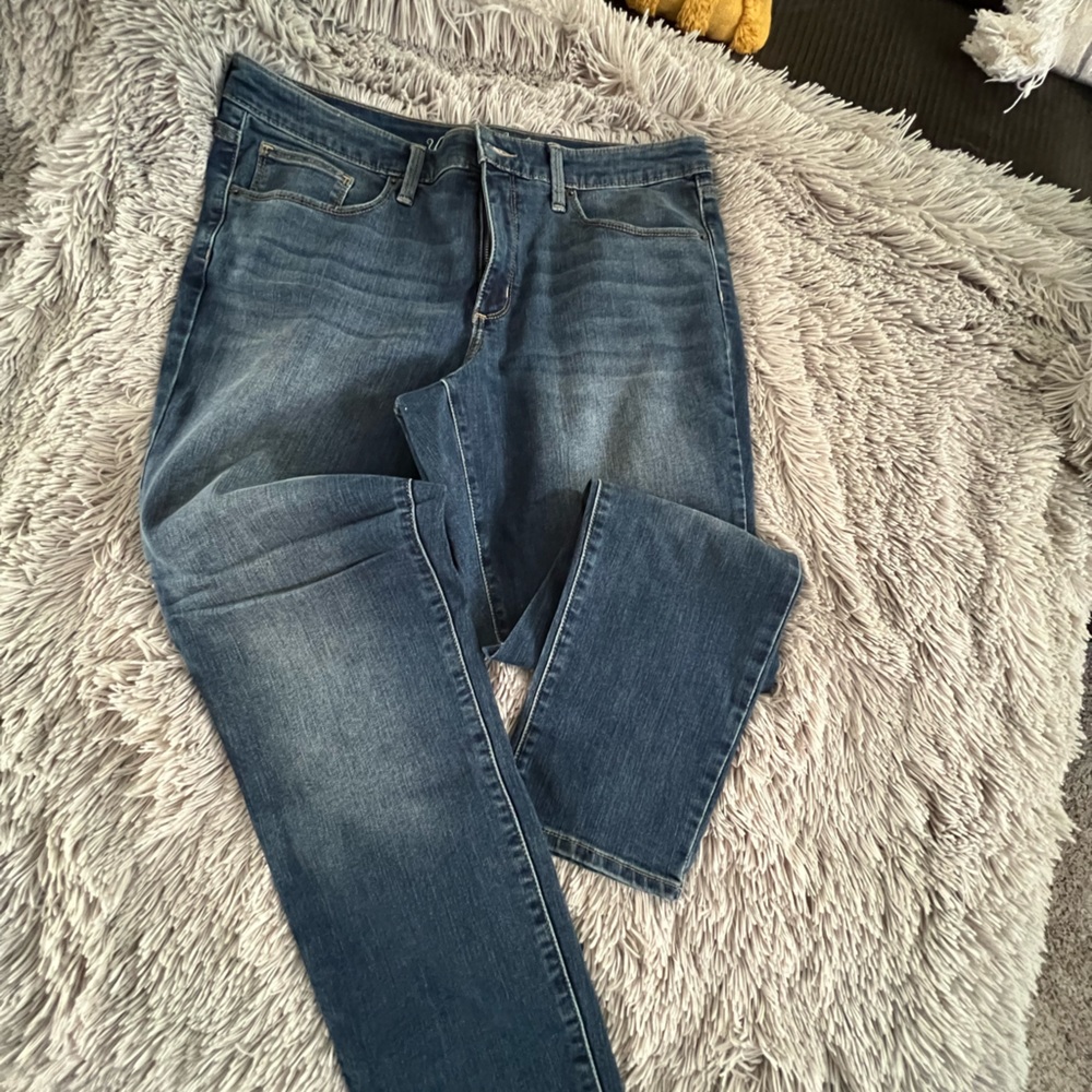 Waist is 32R, blue jeans, straight leg